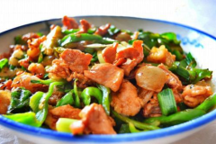 娱乐吃瓜酱辣椒炒肉视频,学生自制美食引网友“蹭饭”热潮